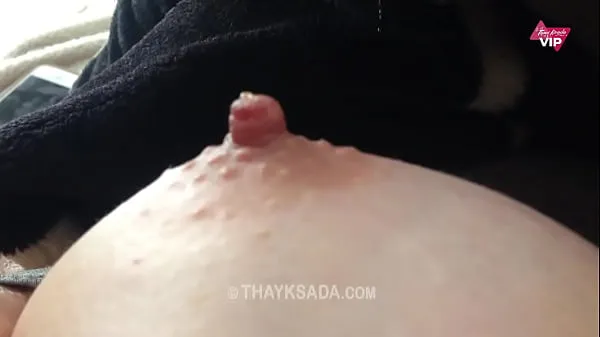 Titta på Sucking Thay Ksada's delicious breasts färska klipp