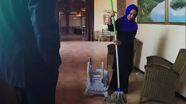 Nézzen meg ARABS EXPOSED - Poor Janitor Gets Extra Money From Boss In Exchange For Sex friss klipet