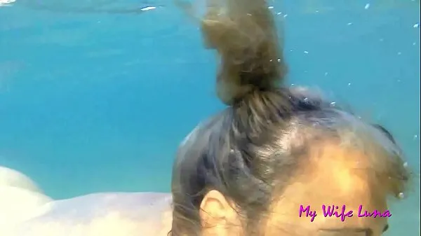 This Italian MILF wants cock at the beach in front of everyone and she sucks and gets fucked while underwater Yeni Klipleri izleyin