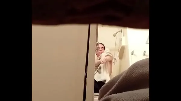 دیکھیں Spying on sister in shower تازہ تراشے