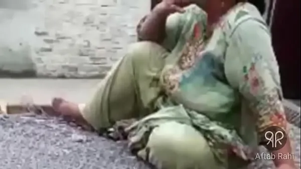 Titta på Desi Hot Pakistani Aunty Smoking färska klipp