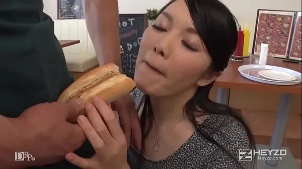 Obejrzyj Yui Mizutani reporter who came to report when there was a delicious hot dog shop in Tokyo. 1nowe klipy