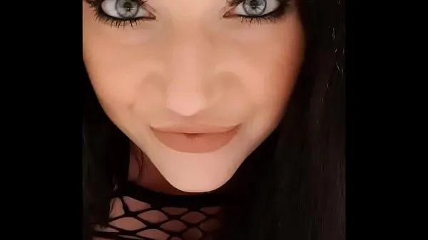 Obejrzyj up close and personal with harmony reigns stare deep into her pretty blue eyes and hear her sexy british accentnowe klipy