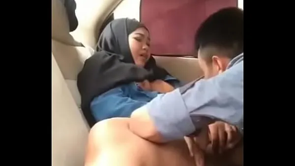 دیکھیں Hijab girl in car with boyfriend تازہ تراشے