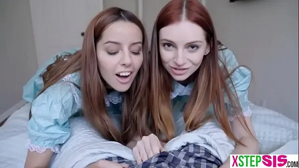 Se Creepy teen stepsisters share his cock in a threesome friske klip