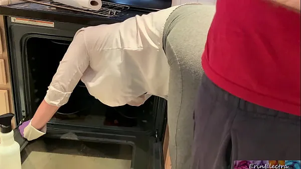 Xem Stepmom is horny and stuck in the oven - Erin Electra Clip mới
