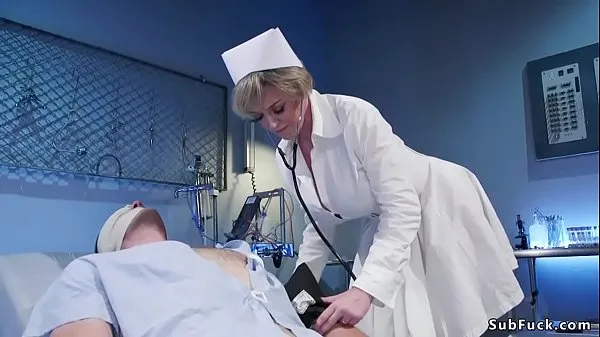 Regardez Dee Williams, infirmière blonde aux gros seins, domine le patient attaché, Jonah Marx, au lit, puis lui donne le visage assis et l'anale le baise avec un strapon nouveaux clips