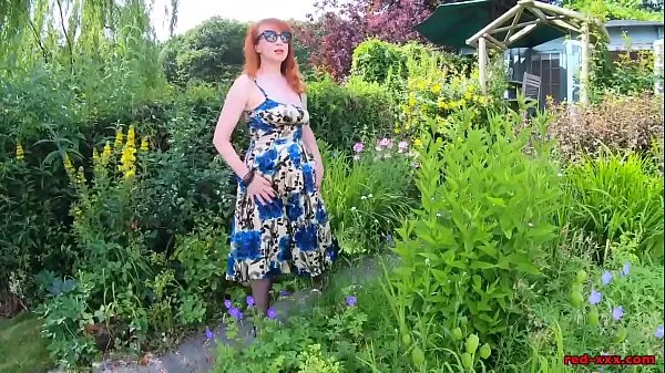 شاهد Mature redhead lifts up her dress and fingers herself outdoors مقاطع جديدة