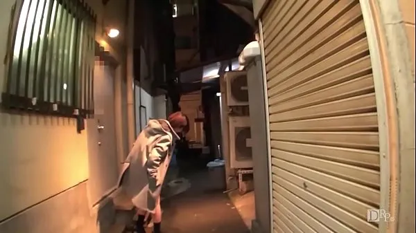 Jumping walk-Walking in the back alley at night with a remote control vibrator- 1 個の新鮮なクリップを見る