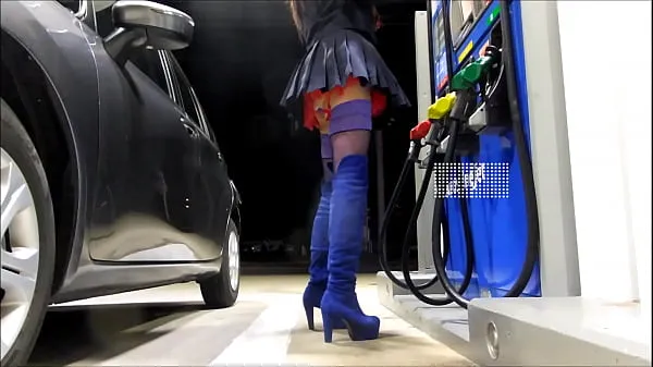 Obejrzyj Crossdresser Mini Skirt in Public --Gas stationnowe klipy