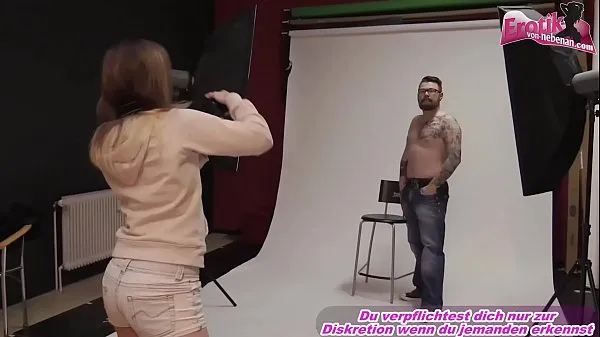 Oglejte si Photographer seduces male model while shooting sveže posnetke