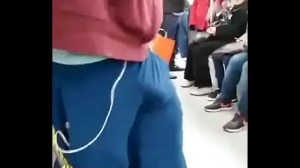 Se Male bulge in the subway - my God, what a dick friske klip