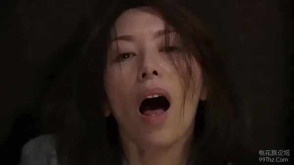 Tonton Japanese wife masturbating when catching two strangers Klip baharu