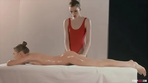 Oglejte si Lebians oil massage sex sveže posnetke