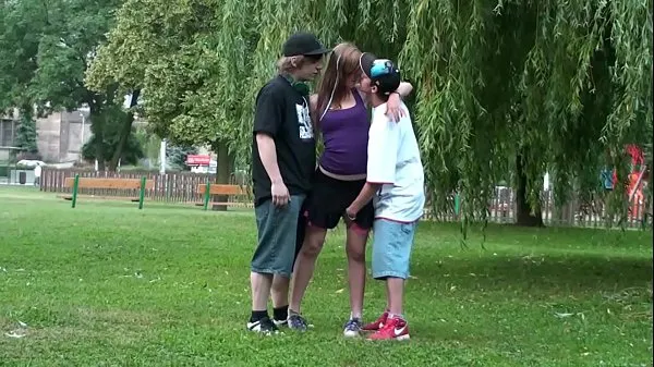 Obejrzyj Cute blonde teenager with 2 hung guys is fucked hard in public in the middle of a street with deep throat oral blowjob and passionate sexual intercourse in her tight wet vagina penetrated by both guys in turn in this sexy exciting threesome group orgynowe klipy