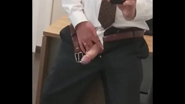Katso Married man masturbating in the office tuoretta leikettä