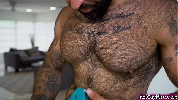 Obejrzyj Guy gets aroused by his hairy stepdad - gay pornnowe klipy