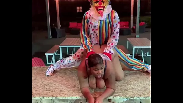 Oglejte si Gibby The Clown invents new sex position called “The Spider-Man sveže posnetke
