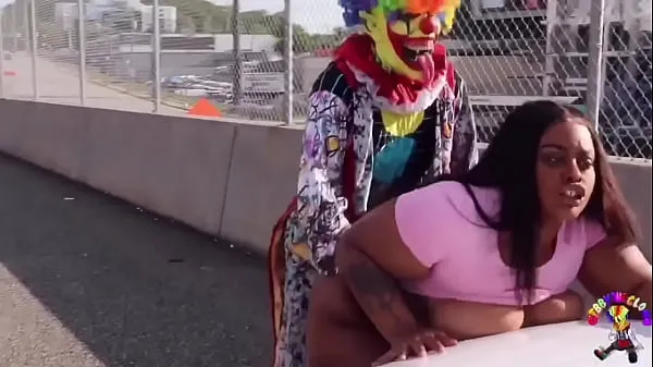 Se Clown fucks girl on highway in broad daylight friske klip