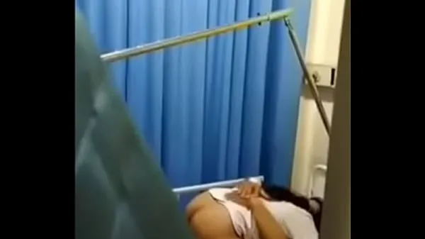 Titta på Nurse is caught having sex with patient färska klipp