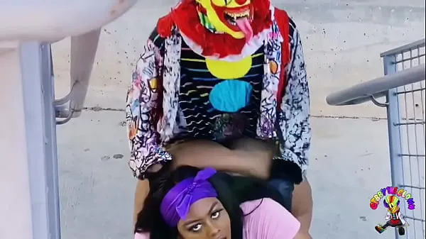 Tonton Juicy Tee Gets Fucked by Gibby The Clown on A Busy Highway During Rush Hour Klip baharu