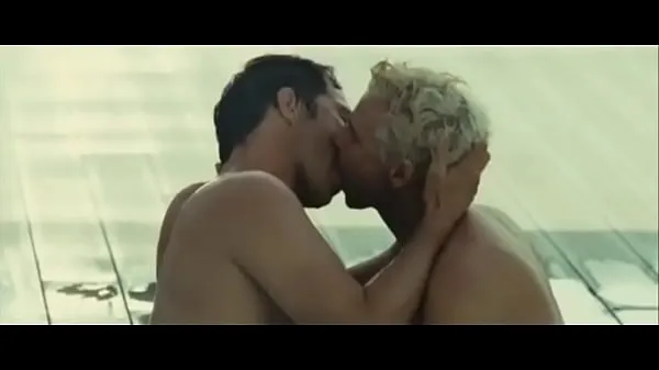 Pozrite si British Actor Paul Sculfor Gay Kiss From Di Di Hollywood nových klipov