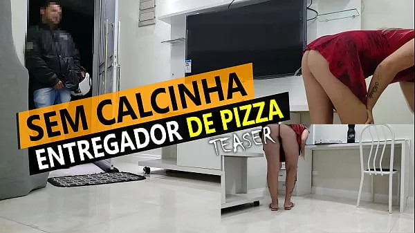Tonton Cristina Almeida receiving pizza delivery in mini skirt and without panties in quarantine Klip baru