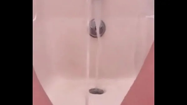 Bekijk squirting piss in the shower nieuwe clips