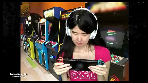 Se Topless Asian Gamer Girl friske klip