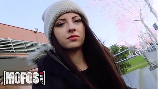 Titta på Italian Teen (Rebecca Volpetti) Getting Her Ass Fucked In Public - MOFOS färska klipp