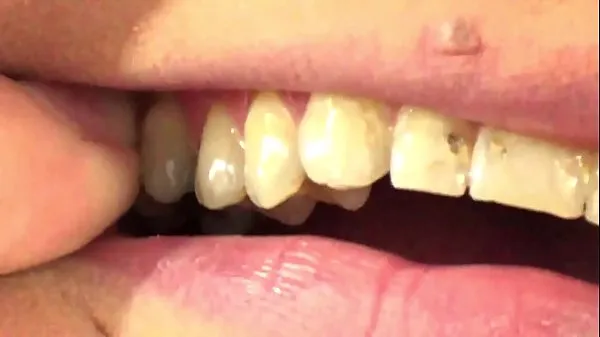 Obejrzyj Mouth Vore Close Up Of Fifi Foxx Eating Gummy Bearsnowe klipy