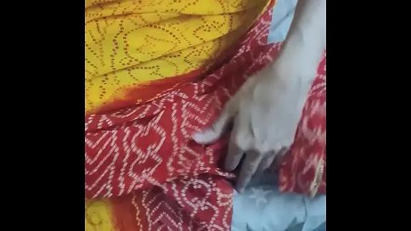 Tonton Indian Hot Sexy Sari Aunty fucked by a Young Guy Klip baharu