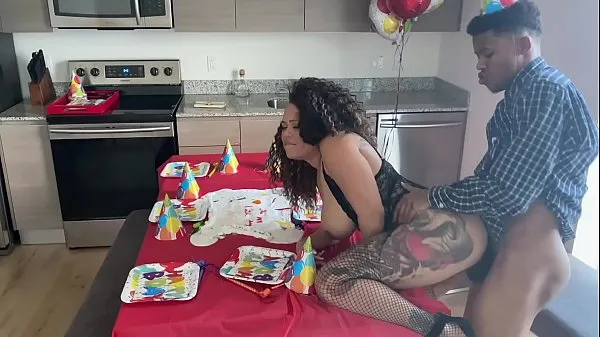 Bekijk nobody came to my bday party so my stepmom gave me an extra surprise... pt1 nieuwe clips