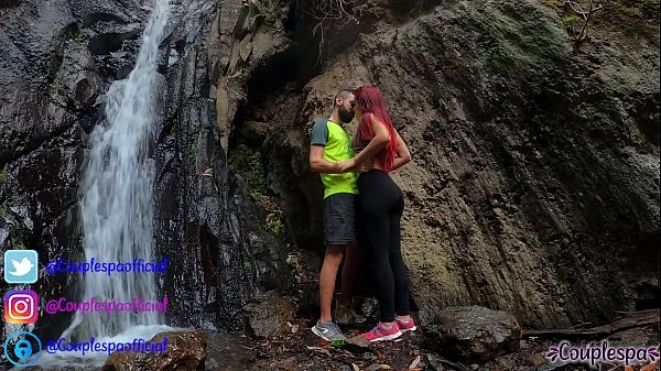 Tonton Public Sex In A Waterfall Klip baru