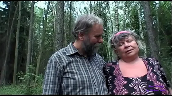 Regardez Une fille à la recherche de champignons voit une femme plus âgée aux gros seins baiser avec son vieux mari et devient très excitée nouveaux clips