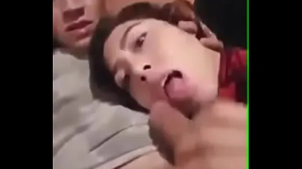 Obejrzyj Moleque filmed the young one sucking on his cocknowe klipy