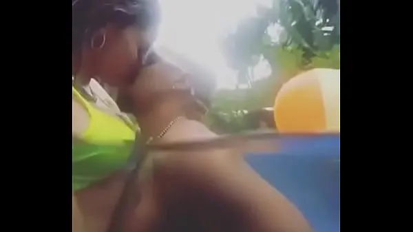 Se Anitta making out at the pool ferske klipp