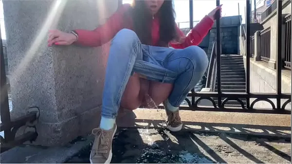 Titta på Girl pee in a public place färska klipp
