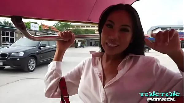 دیکھیں Beautiful XXX model Fernie Thai fucked by horny stud at Tuk Tuk Patrol تازہ تراشے