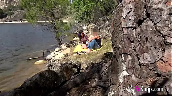 Tonton VOYEUR FUCK: Filming an amateur couple outdoors Klip baru