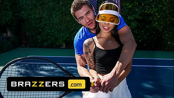 Regardez Xander Corvus) Massages (Gina Valentinas) Foot To Ease Her Pain They End Up Fucking - Brazzers nouveaux clips