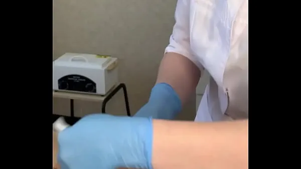 观看The patient CUM powerfully during the examination procedure in the doctor's hands个新剪辑