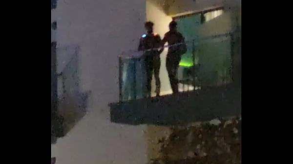 Oglejte si Guys caught fucking on the balcony sveže posnetke
