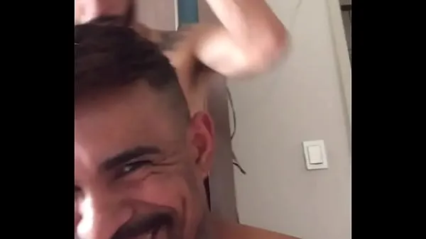 Oglejte si Sucking the gifted barber after the haircut sveže posnetke