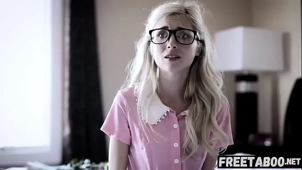 Obejrzyj Nerdy Teen In Glasses Gets Gangbanged To Save Her Bf - Full Movie Onnowe klipy