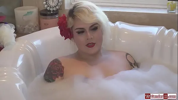 Sledujte Tattooed trans stepmom Isabella Sorrenti makes her stepson suck her dick to give him blonde tgirl facefucks him and the ts anal fucks him nových klipů