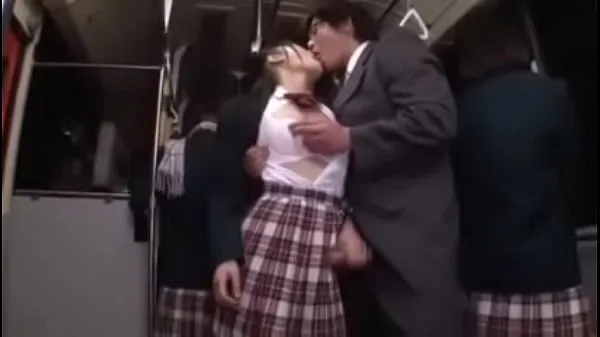 見知らぬ人がバスで女子高生を誘惑してファック2 個の新鮮なクリップを見る