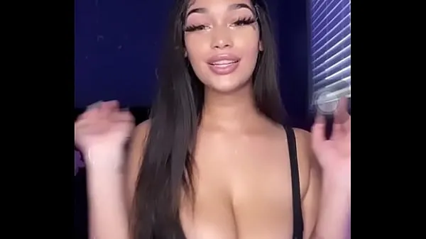دیکھیں Popular IG model teases us with her HUGE boobs (not nude تازہ تراشے