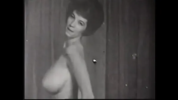 Tonton Curvy brunette in black stockings strips passionately for the camera in a 60s porn movie Klip baru