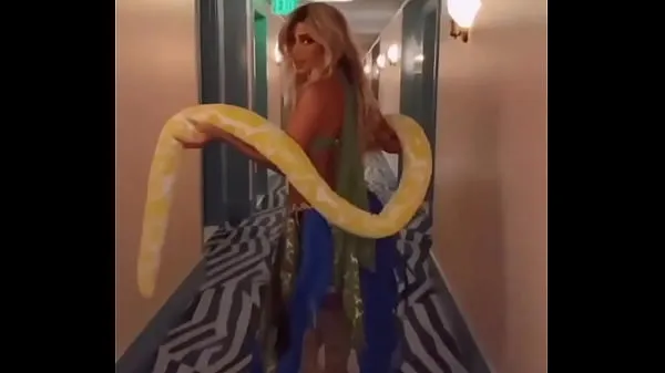 Obejrzyj Anitta in Britney Spears costume for Halloweennowe klipy